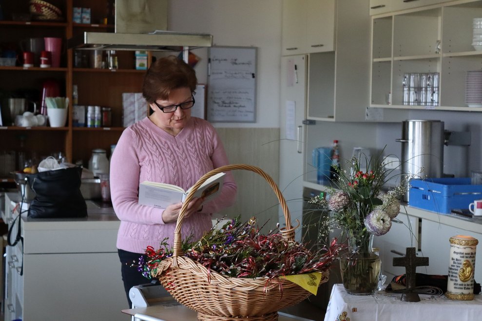 Eine Frau liest