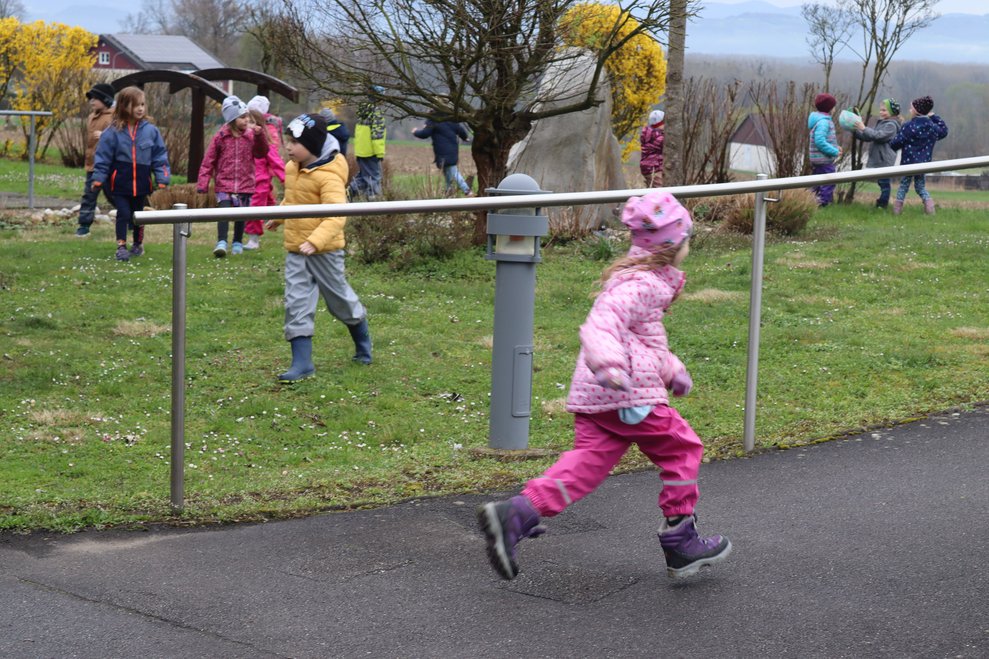 Kindergarten auf Osterhasensuche