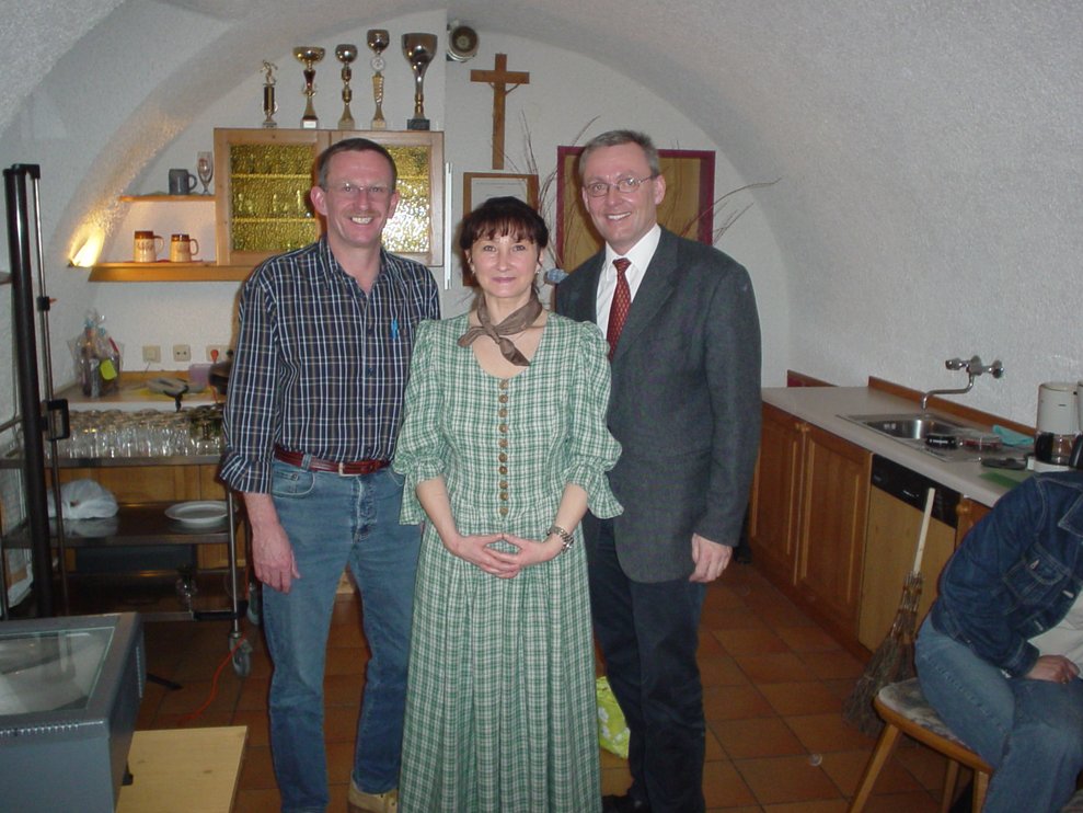 Personen stehen nebeneinander