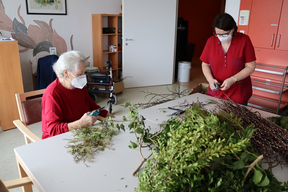 Frauen binden Palmbuschen