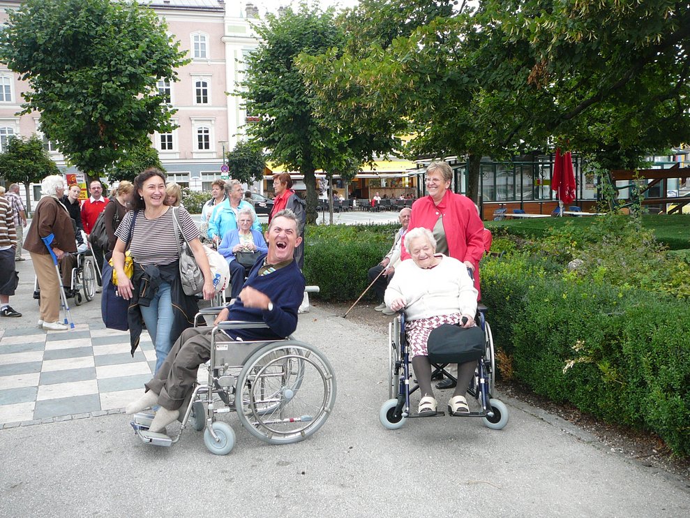 Personen stehen nebeneinander
