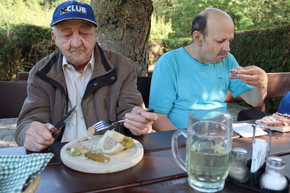 BewohnerInnen essen