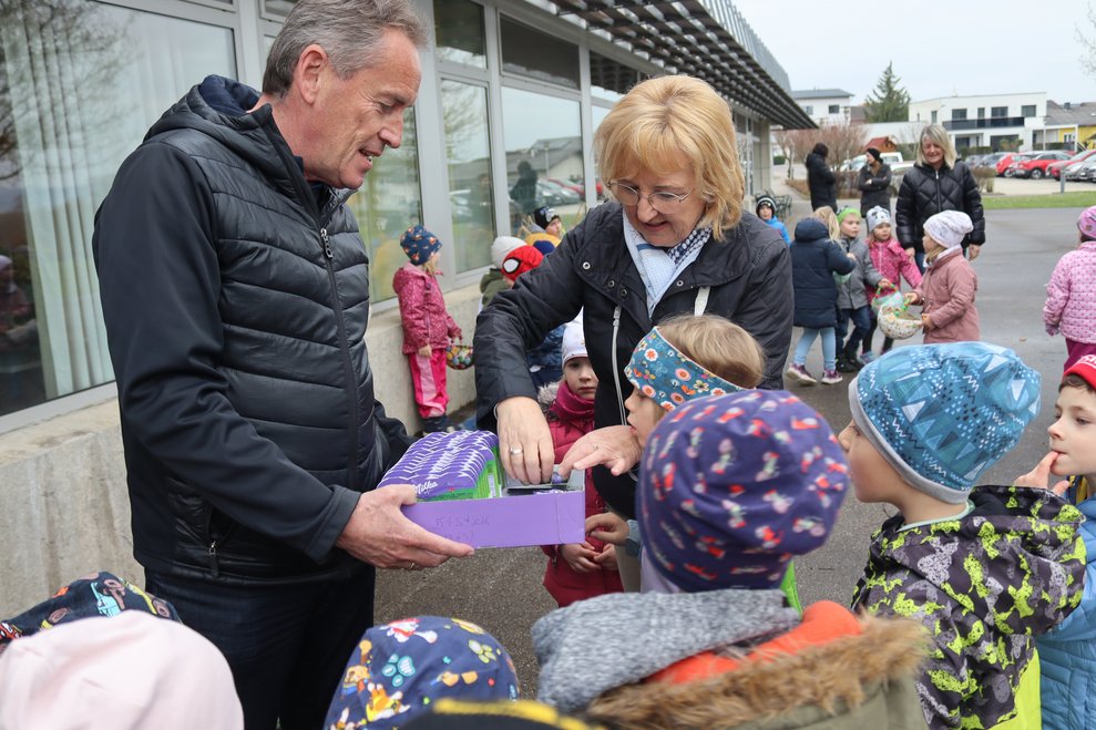 Kindergarten auf Osterhasensuche