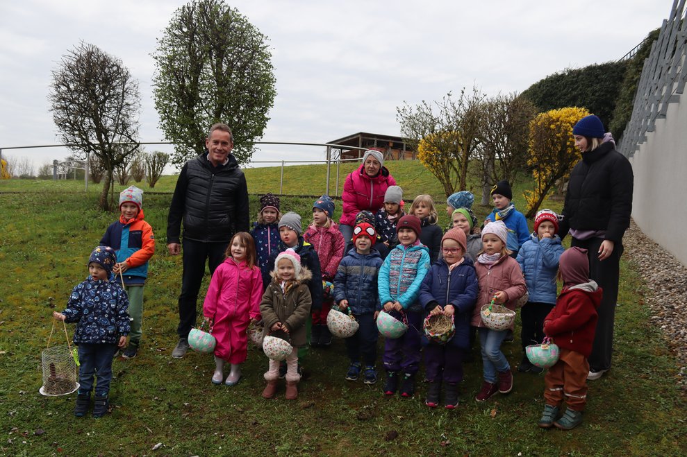 Kindergarten auf Osterhasensuche