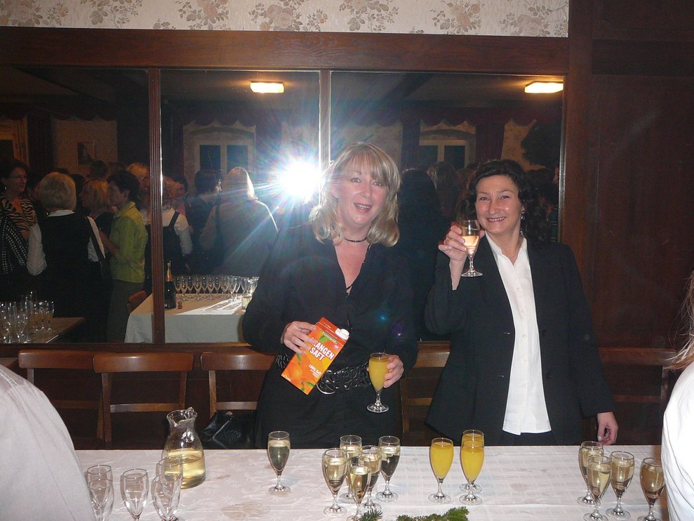 Personen stehen nebeneinander
