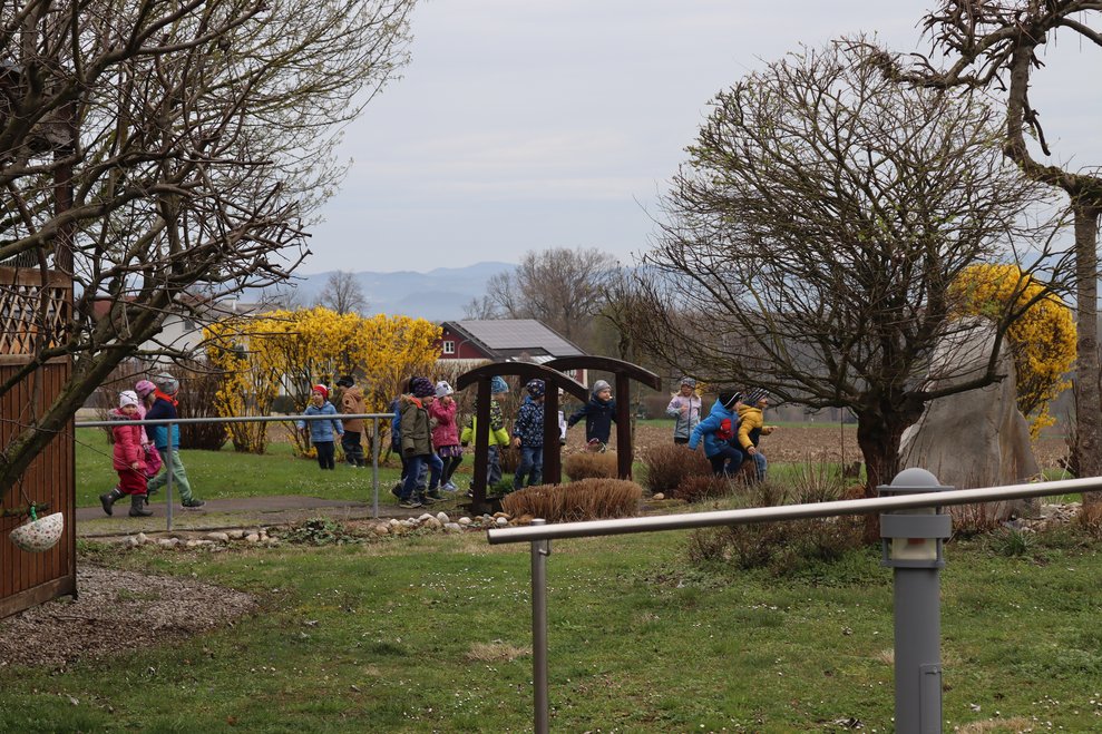 Kindergarten auf Osterhasensuche