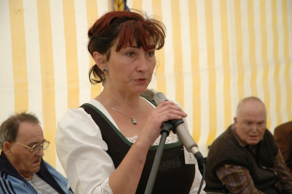 Frau spricht ins Mikrofon